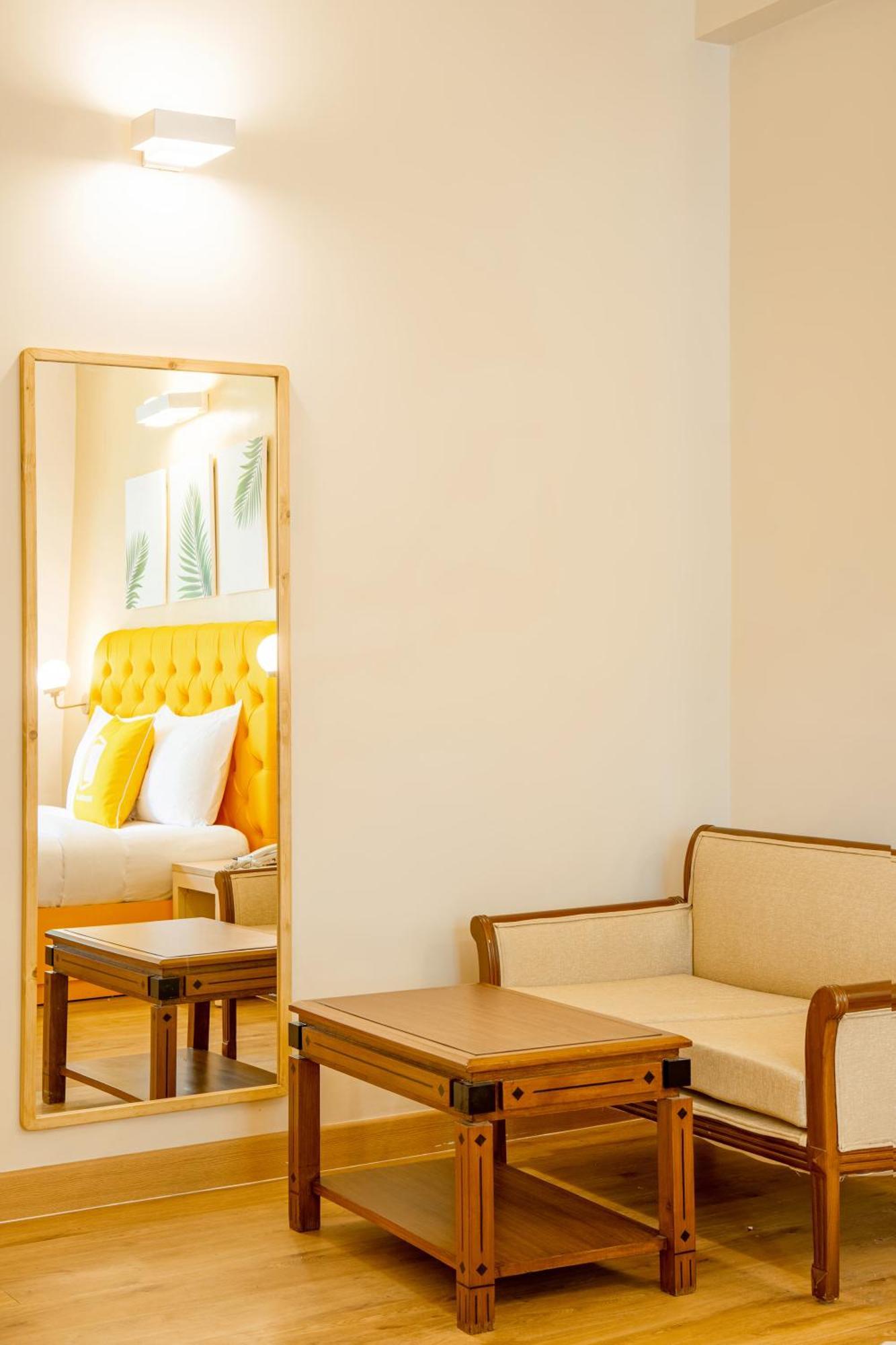Bloom Hotel - Cr Park New Delhi Room photo